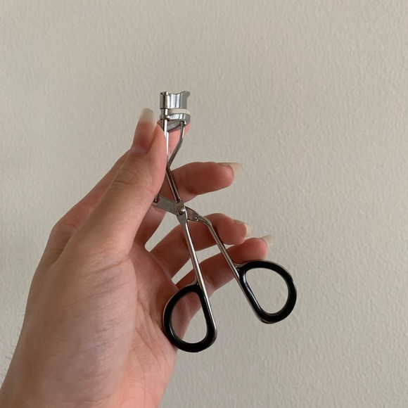 makeup bundle🤍 - Picture 7 of 8